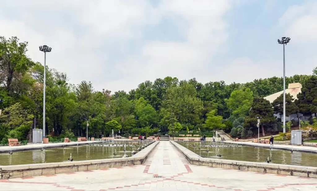 پوشش گیاهی و درختان کهنسال پارک نیاوران
