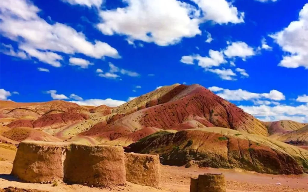 مقایسه با سایر کوه‌های رنگی جهان