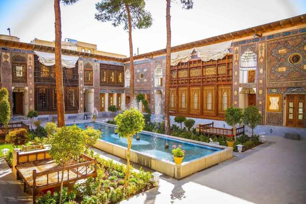 کاخ سرهنگ کجاست؟